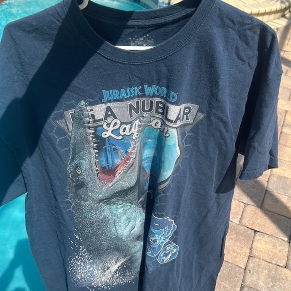 Jurassic World Blue Graphic T-Shirt Isla Nublar Lagoon Universal Studios XL GUC - Picture 7 of 17